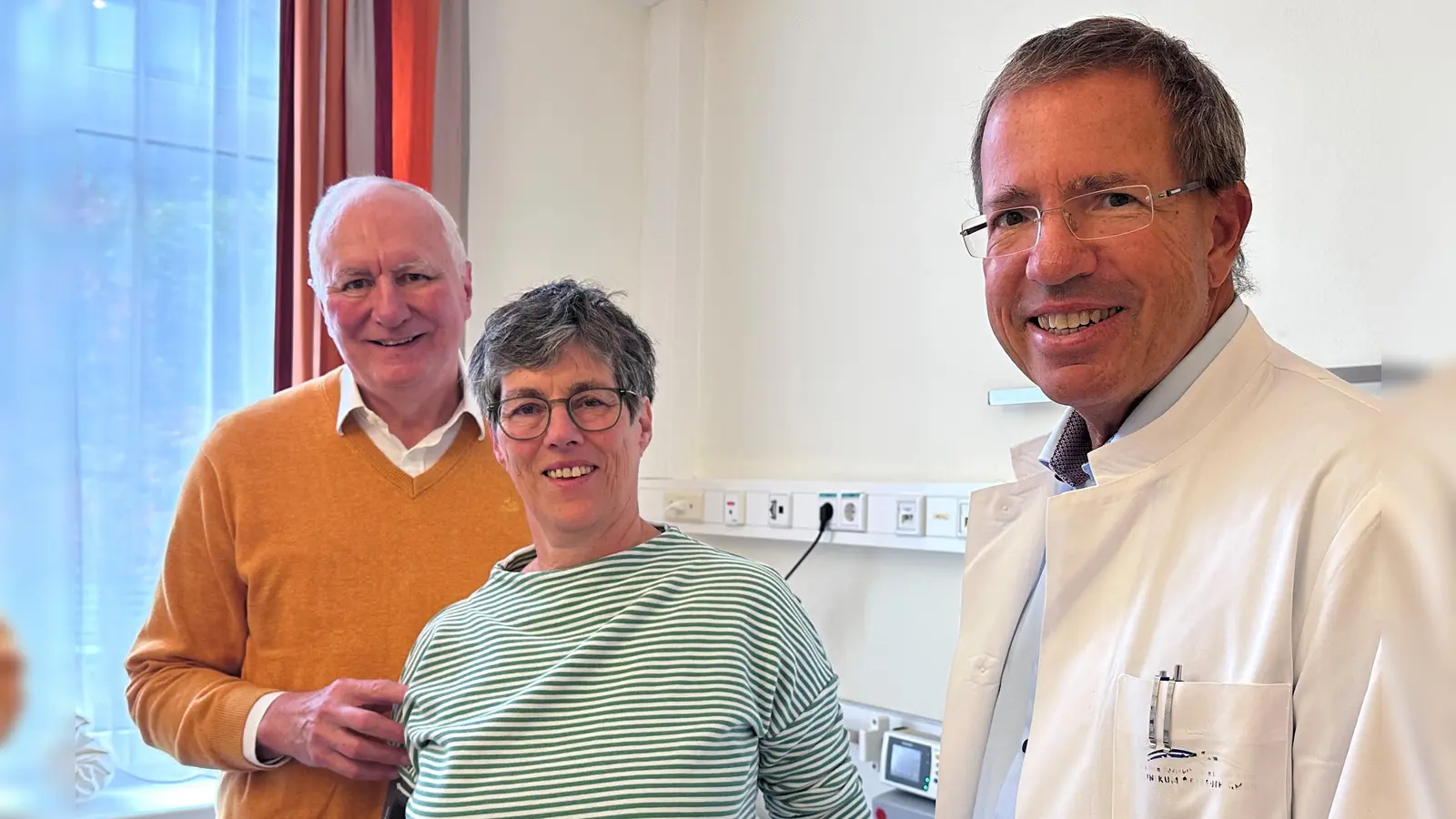 Irmela P. ist die erste Patientin an der Klinik Hohe Warte, die das neu zugelassene Medikament gegen Alzheimer erhält. Gemeinsam mit Ihrem Mann Johann kommt sie von nun an alle zwei Wochen zu Prof. Dr. Patrick Oschmann (rechts) an die Klinik Hohe Warte zur Behandlung. (Foto: Klinikum Bayreuth GmbH)