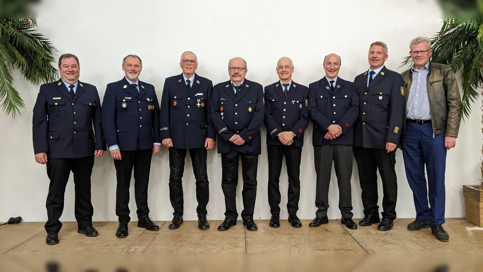 V.l.: Stadtbrandinspektor Stephan Fößel, Vorstand Thomas Bauske, Bernd Rahn, Wolfgang Hacker, Rolf Hurlbeck, Peter Jungermayr, Stadtbrandrat Ralph Herrmann und Oberbürgermeister Thomas Ebersberger. <br> (Foto: red)