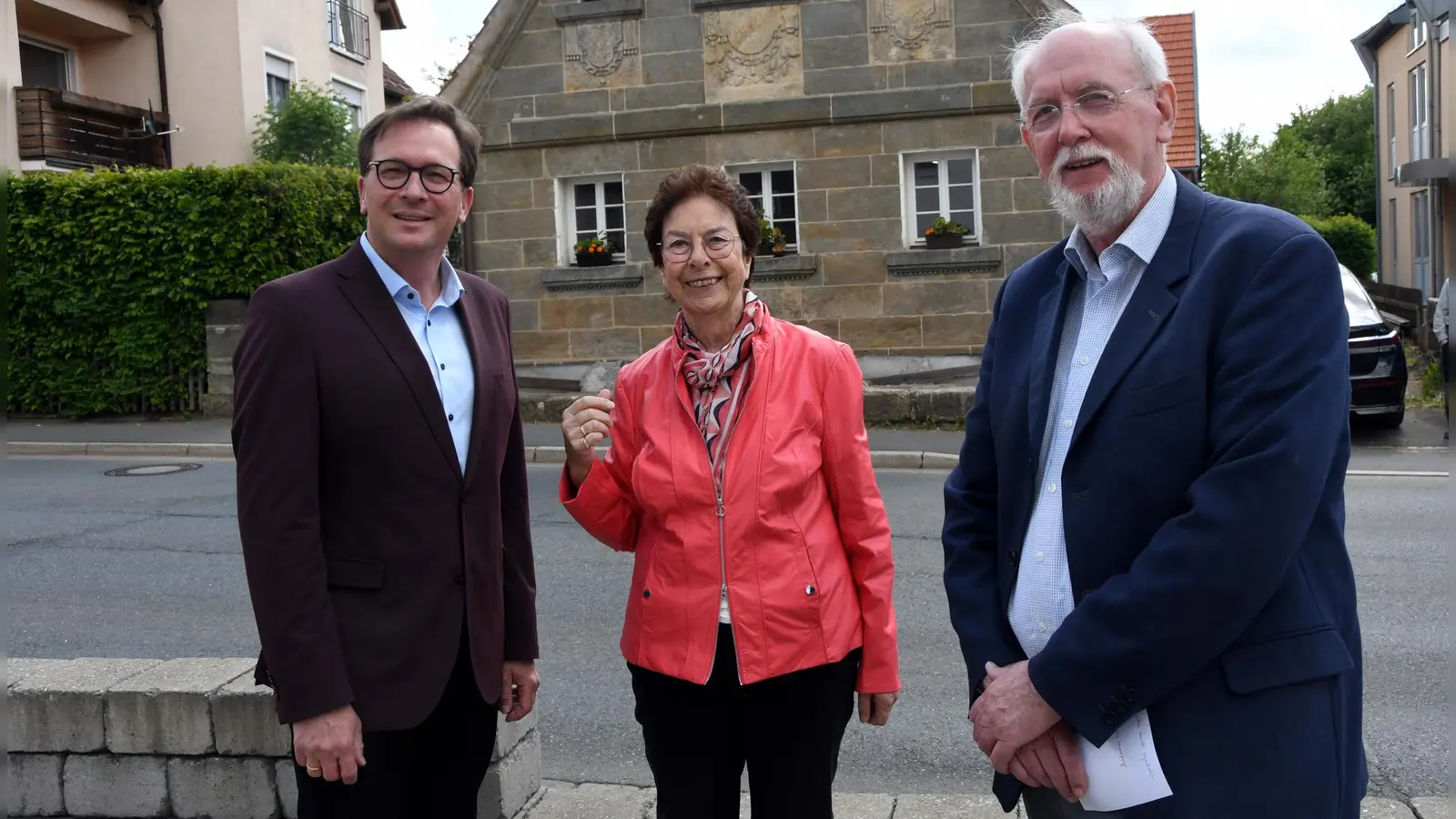 Der Landtagsabgeordnete Franc Dierl (links) hat die Förderzu sage über zusätzliche Finanzmittel in Höhe von 60.000 Euro an die Vorsitzende des Vereins „Rettet die Fachwerk- und Sand steinhäuser“ Brigitte Trausch überbracht. Mit dem Geld soll die Sanierung des vereinseigenen Gebäudes gefördert werden. Rechts im Bild der 2. Vorsitzende Peter Sitzmann.  (Foto: Büro MdL F. Dierl)