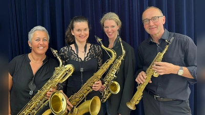 Die vier Musikerinnen und Musiker Johannes Neuner, Lisa Endres, Anna-Christine Brand und Elke Pongratz bringen mit Sopran-, Alt-, Tenor- und Baritonsaxophon ein beeindruckendes Klangspektrum auf die Bühne. (Foto: Tonkünstlerverband Bayreuth)