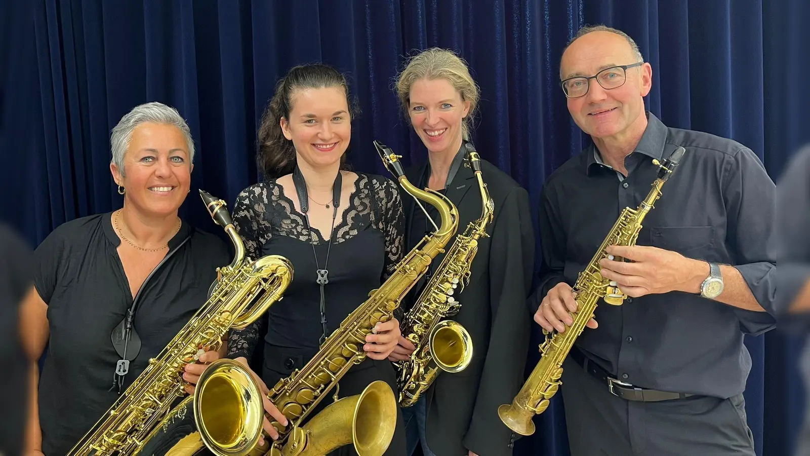 Die vier Musikerinnen und Musiker Johannes Neuner, Lisa Endres, Anna-Christine Brand und Elke Pongratz bringen mit Sopran-, Alt-, Tenor- und Baritonsaxophon ein beeindruckendes Klangspektrum auf die Bühne. (Foto: Tonkünstlerverband Bayreuth)