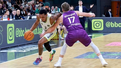 Vollen Einsatz zeigte der BBC Bayreuth gegen die BG Göttingen, im Bild Rayshawn Mart (am Ball) gegen Mathis Mönninghoff. (Foto: BBC Bayreuth/Peter Kolb)