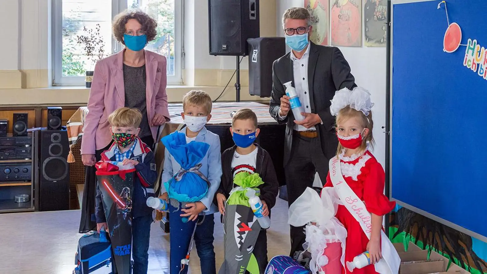 v.l.: Schulleiterin Daniela Dietel, Karl Ludwig Hugo Schröder, Samuel Waldon, Jakob Schrödel, Jan Koch (Stadtwerke-Sprecher) und Evelyn Wolf (Foto: red)