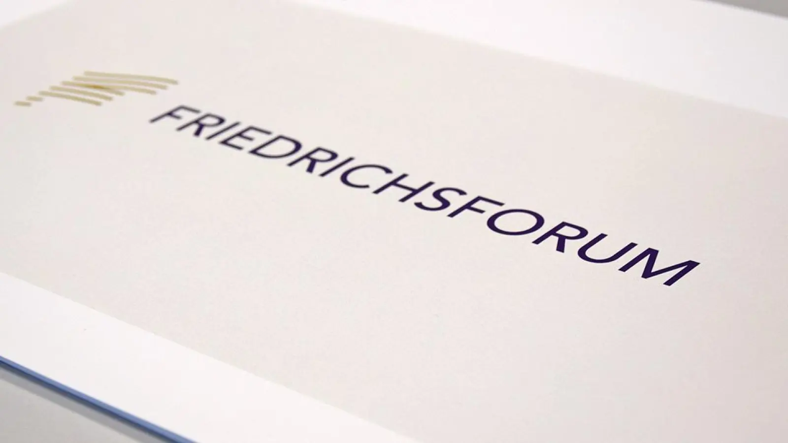 Ein stilisiertes F in messinggoldener Farbe und eine zeitlose Schrift: Die neue Corporate Identity des Friedrichsforums in Bayreuth. Foto: Lenkeit (Foto: Lenkeit)