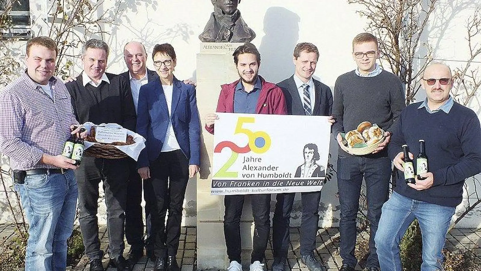 H. Koschyk, der Vorsitzende des Kulturforums (3. von links), stellvertretende Landrätin C. Reinert-Heintz (vierte von links) und Goldkronachs Bürgermeister H. Bär (dritter von rechts) mit den Machern der Humboldt-Jubiläumsspezialitäten. Foto: R. Schmidt (Foto: inBayreuth.de)