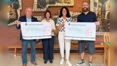 V.l.: 1. Bürgermeister Martin Dannhäußer, Schulleiterin Jutta Zeitlmann, Stadträtin und Seniorenbeauftragte Petra Preißinger und Hortleiter Stephan Tannreuther (Foto: red )