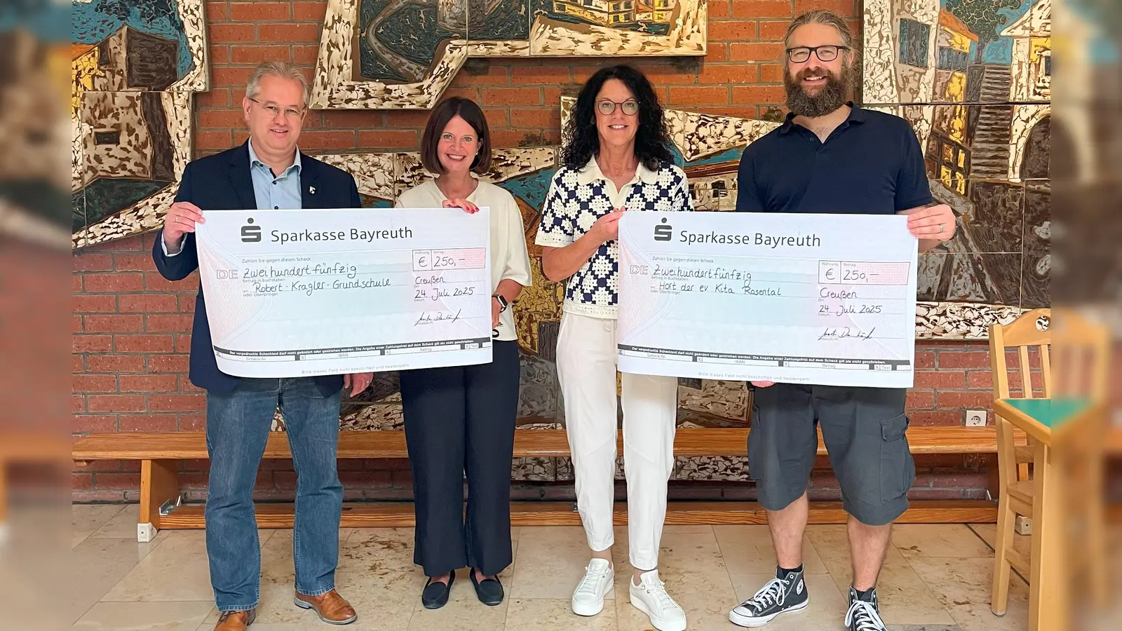 V.l.: 1. Bürgermeister Martin Dannhäußer, Schulleiterin Jutta Zeitlmann, Stadträtin und Seniorenbeauftragte Petra Preißinger und Hortleiter Stephan Tannreuther (Foto: red )