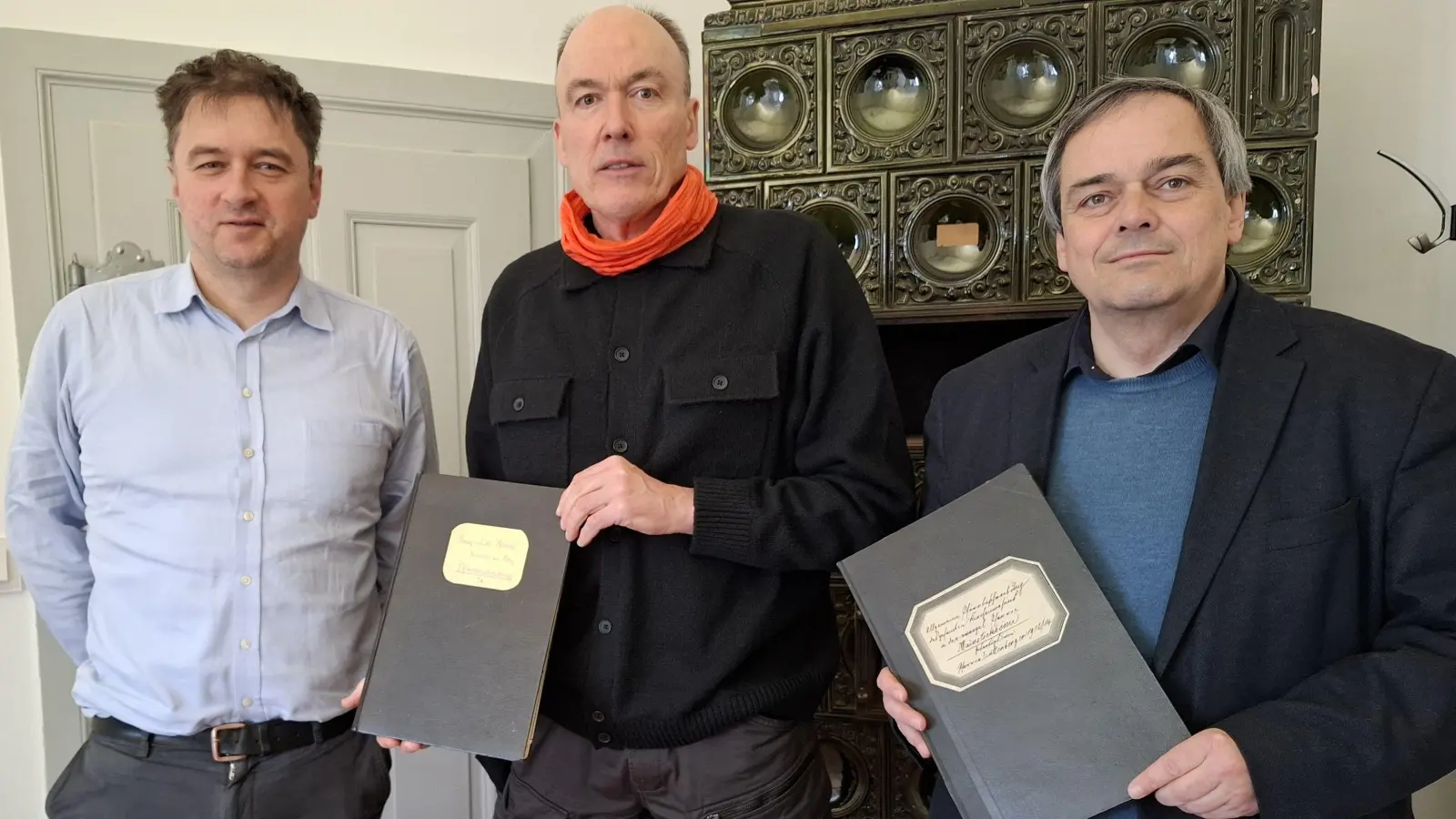 Das Institut für Fränkische Landesgeschichte (IFLG) der Universität Bayreuth hat in einem dreijährigen Projekt Pfarrberichte aus ganz Bayern digitalisiert. Die rund 300.000 Seiten sind jetzt online öffentlich zugänglich. Im Bild (von links) IFLG-Geschäftsführer Dr. Marcus Mühlnikel, Projektmitarbeiter Oliver Grimm M. A. sowie Prof. Dr. Martin Ott, der Institutsleiter des IFLG. (Foto: Susi Hopp / Uni Bayreuth)