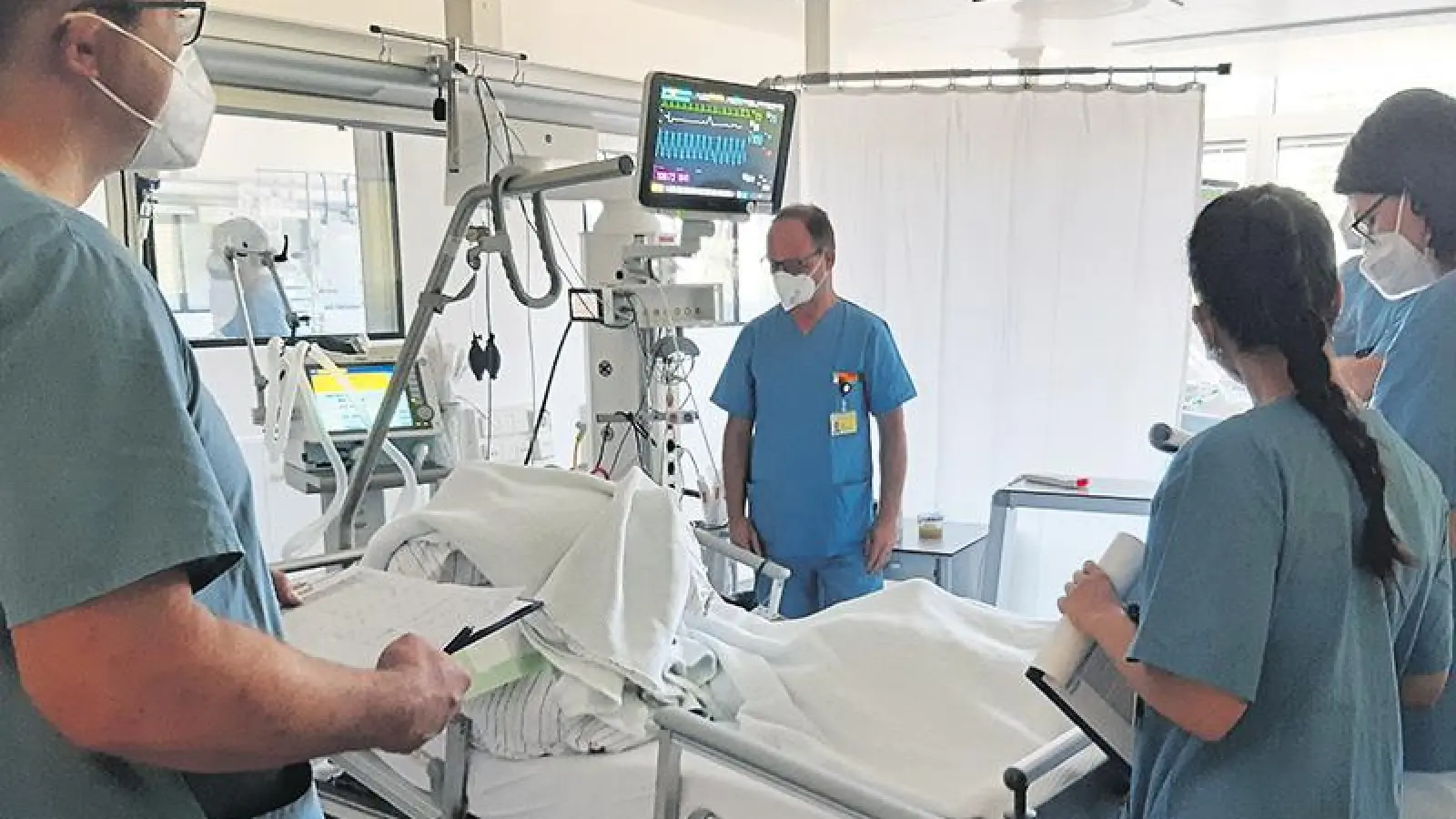 Harald Endres (Mitte) ist das Bindeglied zwischen Intensiv- und Pflegestationen. Sein Ziel ist es, Patientinnen und Patienten eine Rückverlegung auf die Intensivstation möglichst zu ersparen. (Foto: inBayreuth.de)