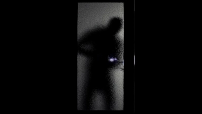 Ungebetener Gast hinter einer Tür im bei Dunkelheit. (Foto: Adobe Stock/motortion)