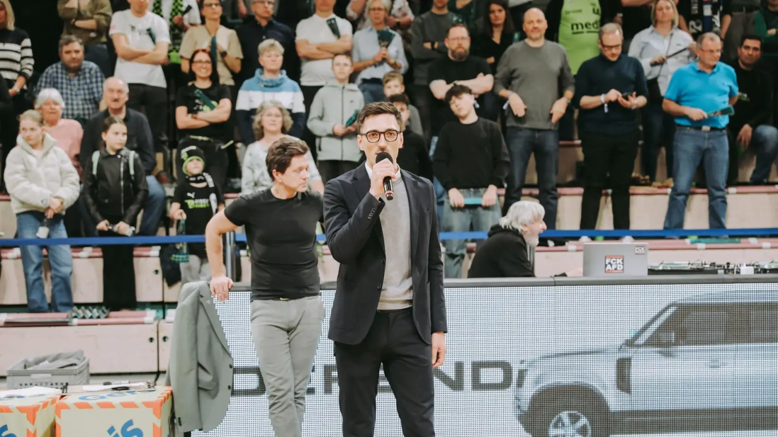 BBC Bayreuth-Geschäftsführer Friedrich Hartung (mit Mikrofon) äußerte sich zur aktuellen Situation des Basketball-Standorts Bayreuth. (Foto: Thorsten Ochs)