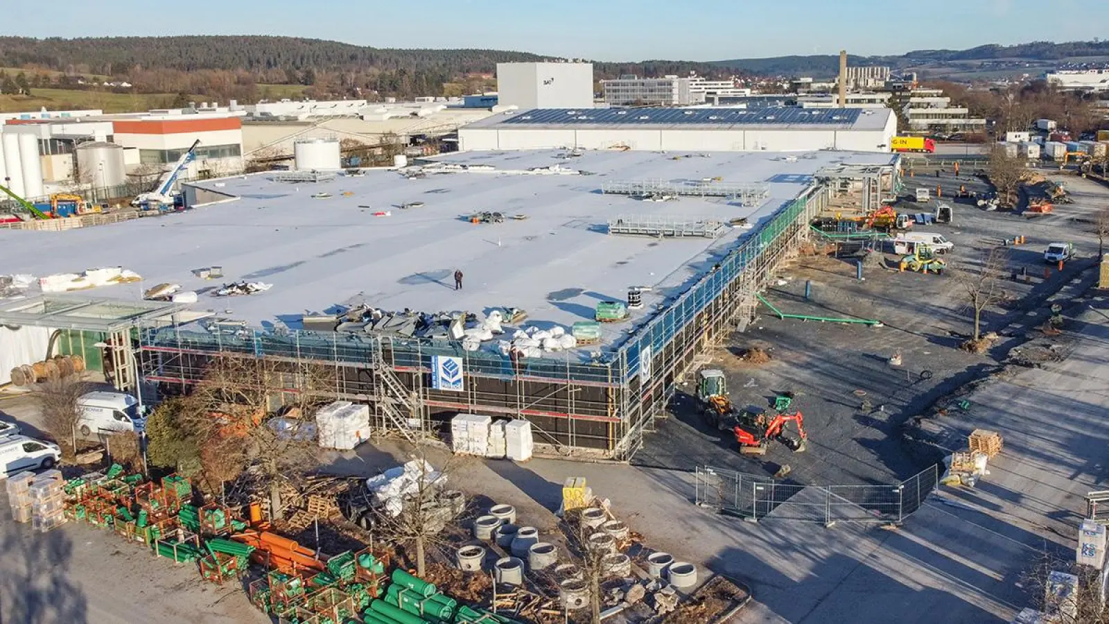 Der Rohbau ist fertig, nun geht es an die Mall: Bis Ende Juni soll das neue Fachmarktzentrum an der Riedingerstraße übergeben werden. (Foto: Dörfler)