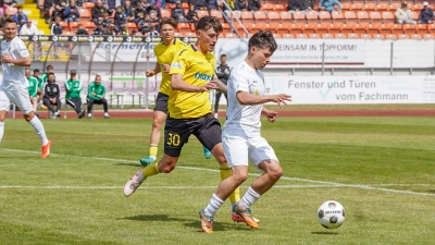 Nicolas Andermatt (gelb-schwarzes Trikot, Nummer 30, hier im Spiel gegen Ansbach) bleibt weiterhin in Diensten der SpVgg Bayreuth. (Foto: Archiv/sd)