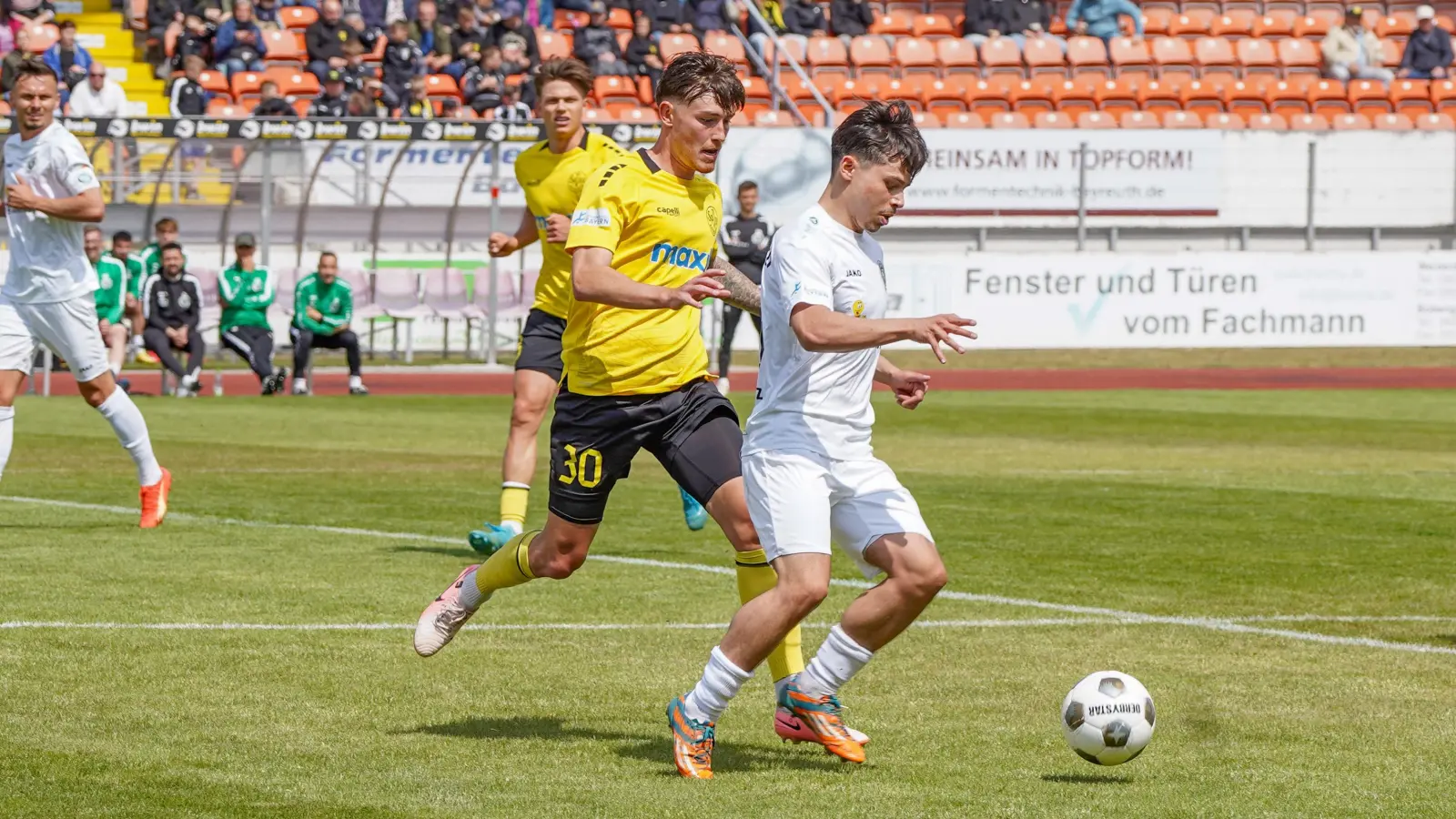 Nicolas Andermatt (gelb-schwarzes Trikot, Nummer 30, hier im Spiel gegen Ansbach) bleibt weiterhin in Diensten der SpVgg Bayreuth. (Foto: Archiv/sd)