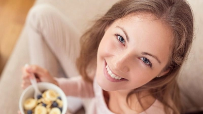 Trend: Porridge sättigt, ist kalorienarm und wird durch Obst, Zimt oder Nüsse zum Lieblingsfrühstück. (Foto: djd/Jentschura International/Impact Photography - shutterstock)