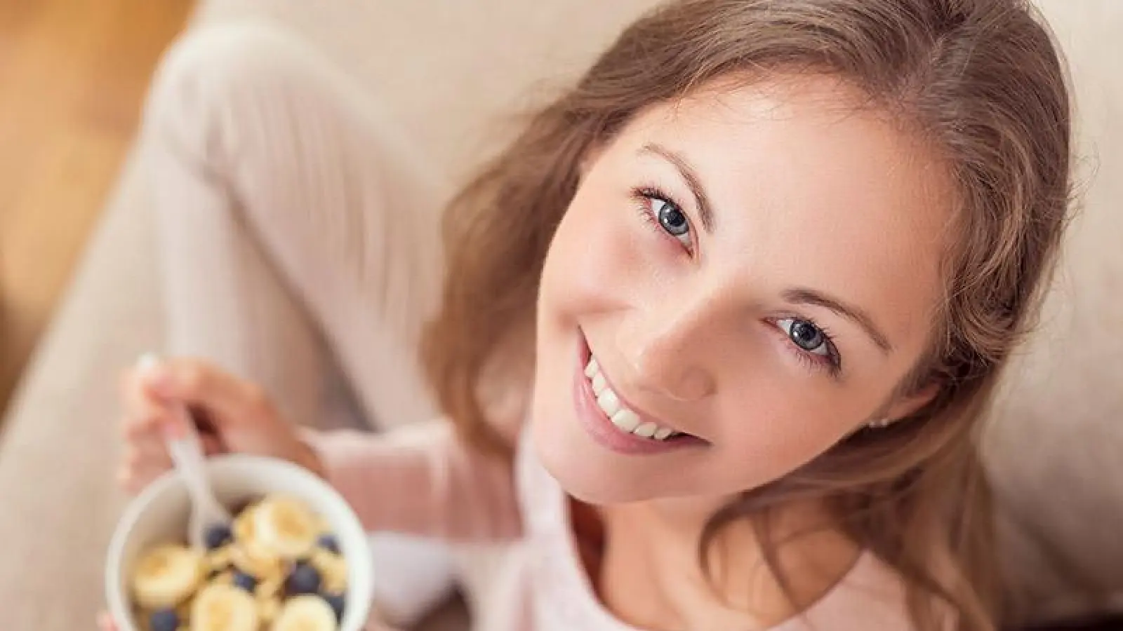 Trend: Porridge sättigt, ist kalorienarm und wird durch Obst, Zimt oder Nüsse zum Lieblingsfrühstück. (Foto: djd/Jentschura International/Impact Photography - shutterstock)
