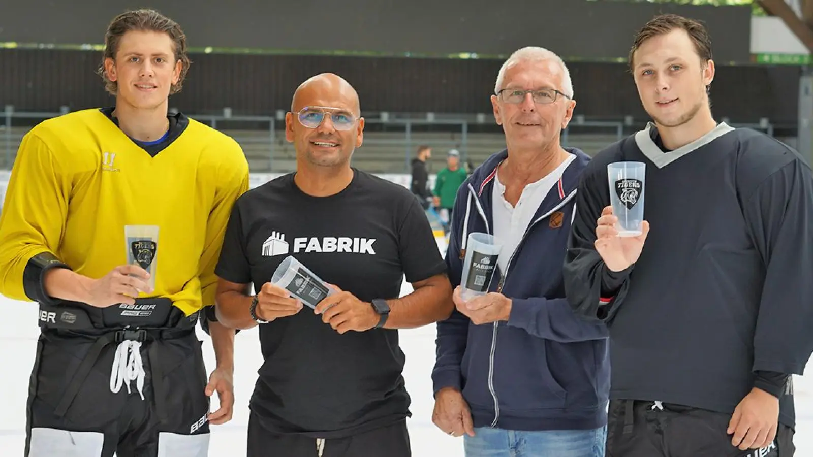 v.l.n.r.: Verteidiger Moritz Raab, Ahmad Kordbacheh (Fabrik), Tigers-Geschäftsführer Matthias Wendel und Verteidiger Jan-Luca Schumacher. (Foto: Bayreuth Tigers)