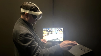 Dr. Sven Friedrich probiert sich selbst als Dirigent.  (Foto: jm)