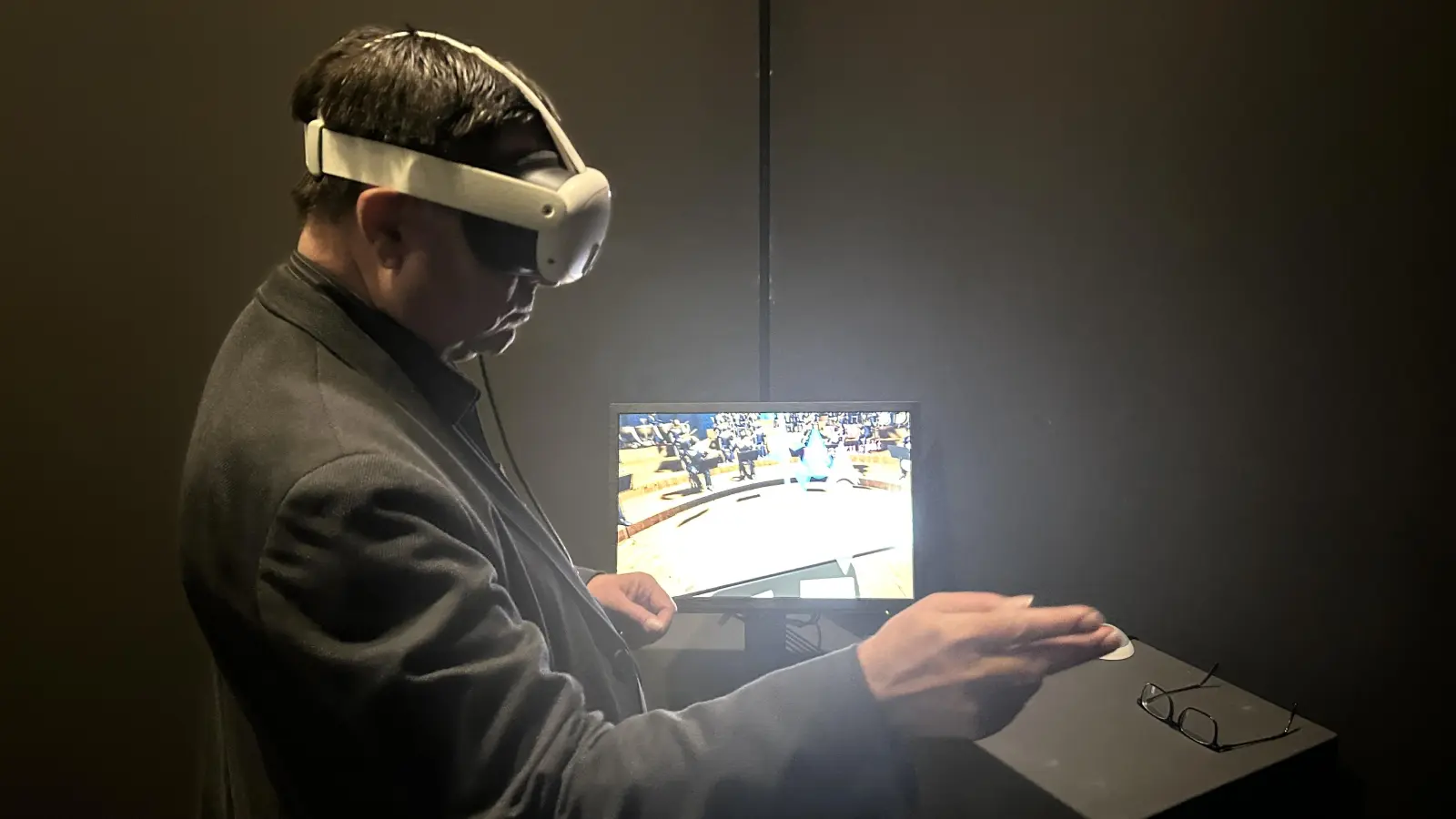 Dr. Sven Friedrich probiert sich selbst als Dirigent.  (Foto: jm)