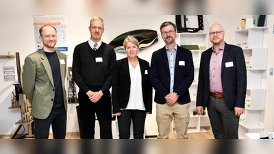IHK-Innovationsfrühstück in den Räumen des Material Innovation Lab der Universität Bayreuth mit v.l.: Moritz Protzner, Niklas Gutheil, Dr. Petra Beermann, Professor Dr. Maximilian Röglinger und Nico Geis. (Foto: red )