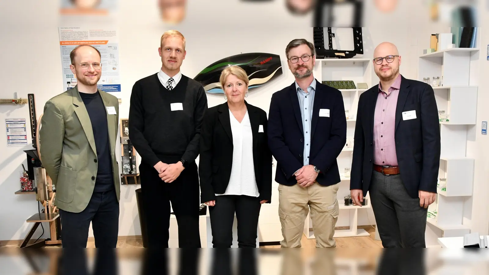 IHK-Innovationsfrühstück in den Räumen des Material Innovation Lab der Universität Bayreuth mit v.l.: Moritz Protzner, Niklas Gutheil, Dr. Petra Beermann, Professor Dr. Maximilian Röglinger und Nico Geis. (Foto: red )