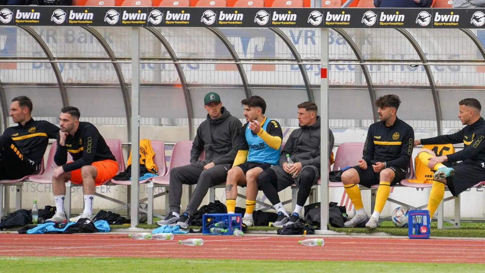Konsternierte Spieler: Die Reservebank der SpVgg Bayreuth gegen Viktoria Köln. (Foto: Dörfler)
