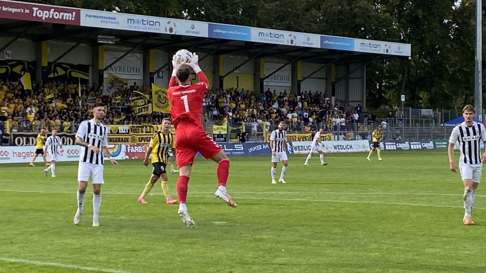 Knapp 2.200 Zuschauer kamen heute Nachmittag ins Hans-Walter-Wild-Stadion. (Foto: Stefan Dörfler)