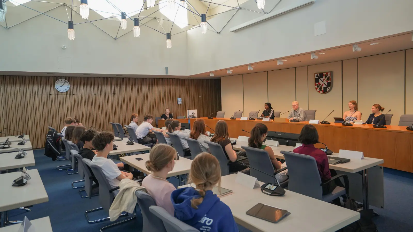 Knapp 50 Schülerinnen und Schüler der Klassen 10c und 10d des Graf-Münster-Gymnasiums lernten im Rahmen des Planspiels Schule bei einer Schülerrat-Sitzung im Großen Sitzungssaal im Neuen Rathaus die Grundzüge der Kommunalpolitik kennen. (Foto: Stadt Bayreuth)