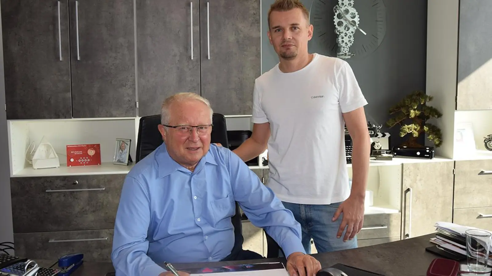 Geschäftsführer über zwei Generationen: Peter Jakob (li.) an seinem Schreibtisch mit Sohn Christian (re.). (Foto: Lenkeit)