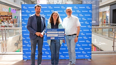 Center-Manager Fabian Paschl, Annika Schreier (Koordinatorin BRK SCHÖNzeit) und BRK-Kreisgeschäftsführer Markus Ruckdeschel. (Foto: Tobias  Schif / BRK Bayreut)