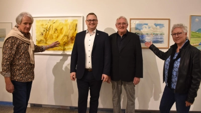 In der Ausstellungshalle des Neuen Rathauses ist ab sofort bis Ende April die Ausstellung „Farben im Dialog“ zu sehen. Sie zeigt Arbeiten des französischen Künstlers Patrick Amorsi (li.) und der bekannten Bayreuther Künstlerin Margit Rehner, die bei der Ausstellungseröffnung von 3. Bürgermeister Stefan Schuh und dem Ehrenvorsitzenden der Deutsch-Französischen Gesellschaft, Peter Schmidt (2. v. re.), vorgestellt worden sind. (Foto: Andreas Türk)