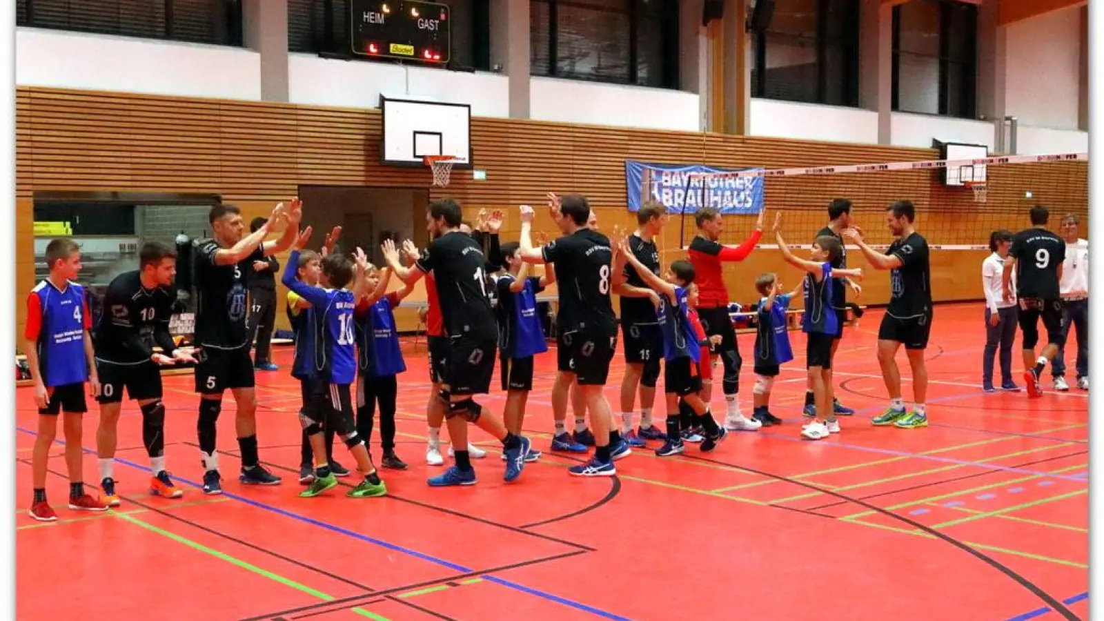 Die Herrenmannschaft des BSV 98 Bayreuth klatschen sich vor dem Spiel mit Spielern aus der eigenen Jugend ab. (Foto: BSV 98 Bayreuth)