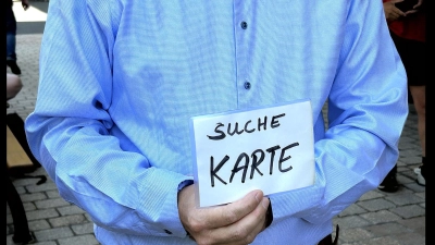 Ein inzwischen eher seltener Anblick: Kartensuchende vor dem Bayreuther Festspielhaus.  (Foto: Munzert)
