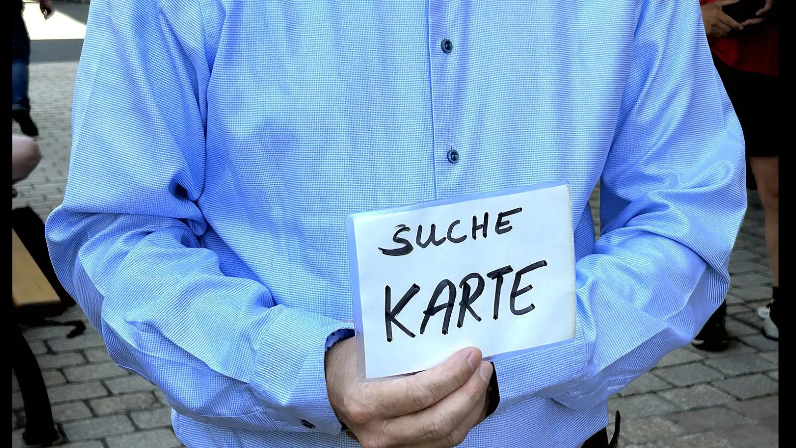 Ein inzwischen eher seltener Anblick: Kartensuchende vor dem Bayreuther Festspielhaus.  (Foto: Munzert)