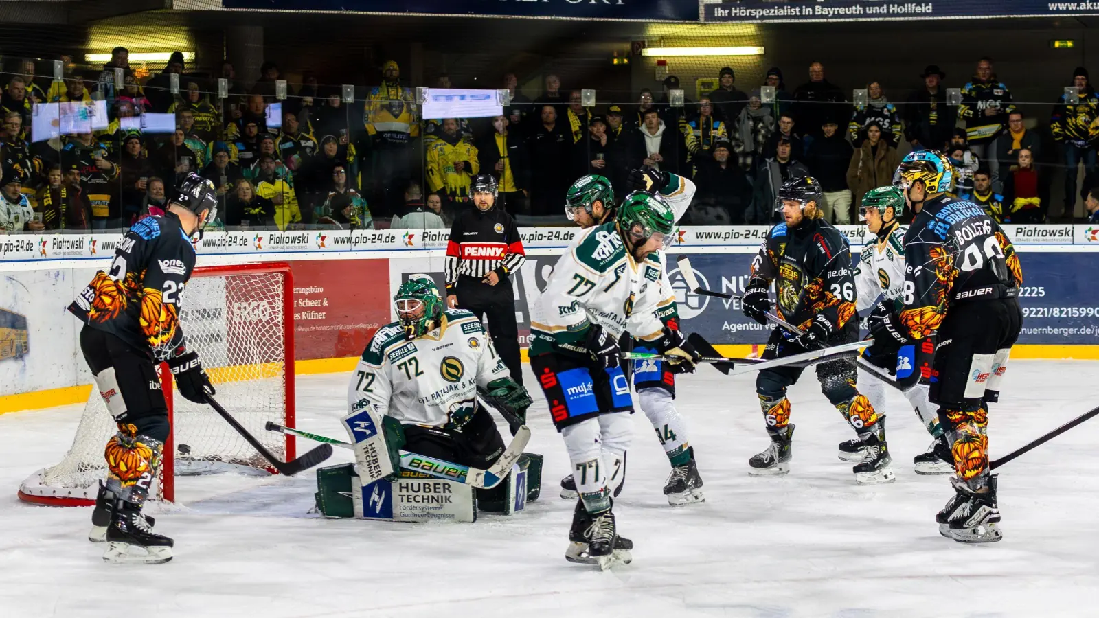 Einen deutlichen 5:0-Sieg sicherten sich die onesto Tigers in ihren Halloween-Sondertrikots gegen die Erding Gladiators. (Foto: Dirk Ellmer)