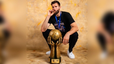 Leon Kratzer mit der Trophäe des französischen Meisters. (Foto: privat)
