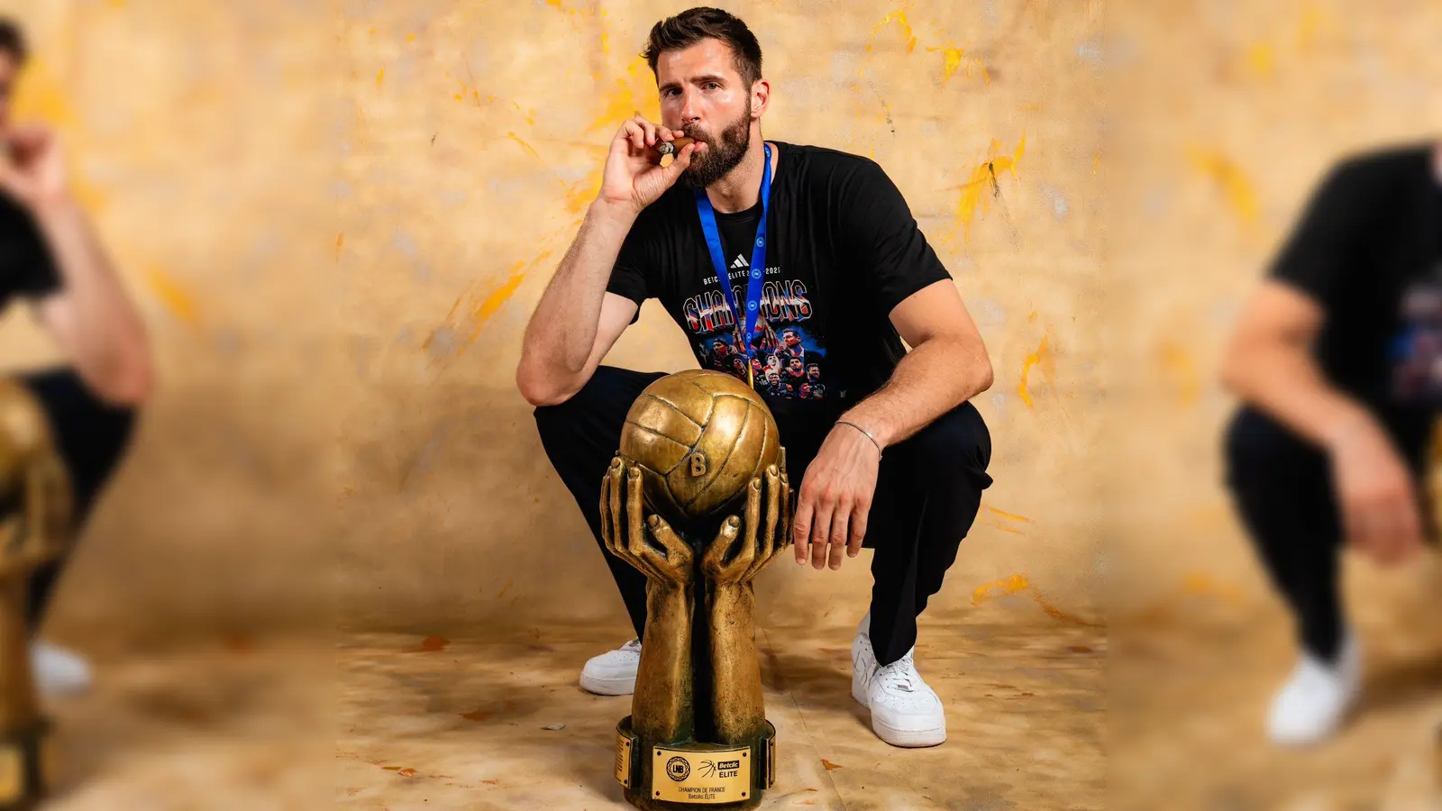 Leon Kratzer mit der Trophäe des französischen Meisters. (Foto: privat)