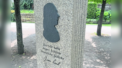Ein Gedenkstein aus Granit auf den Schlossterrassen, ehrt den Dichter Jean Paul. (Foto: gmu)
