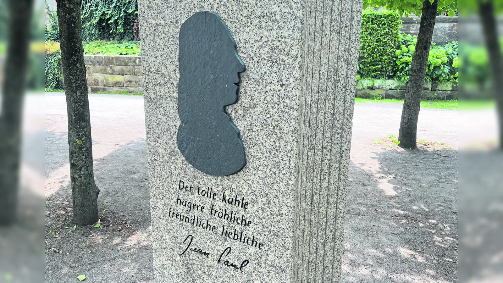 Ein Gedenkstein aus Granit auf den Schlossterrassen, ehrt den Dichter Jean Paul. (Foto: gmu)