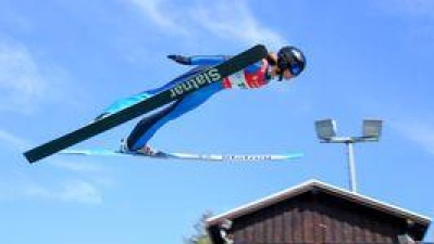 Ein Skispringer an der Ochsenkopfschanze in Bischofsgrün. (Foto: Skiclub Bischofsgrün)