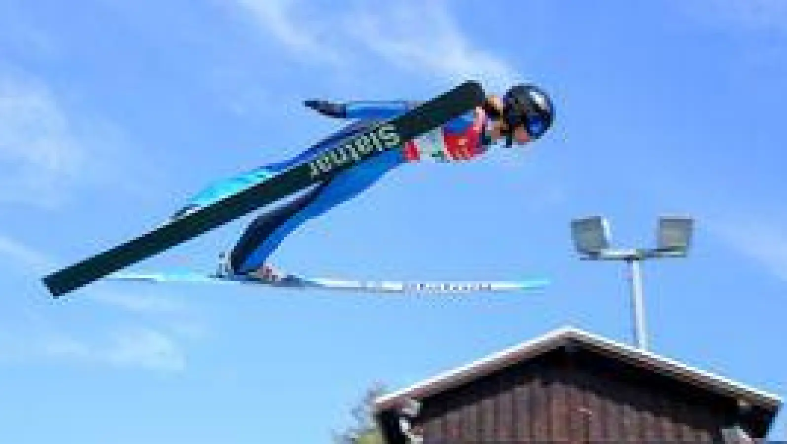 Ein Skispringer an der Ochsenkopfschanze in Bischofsgrün. (Foto: Skiclub Bischofsgrün)