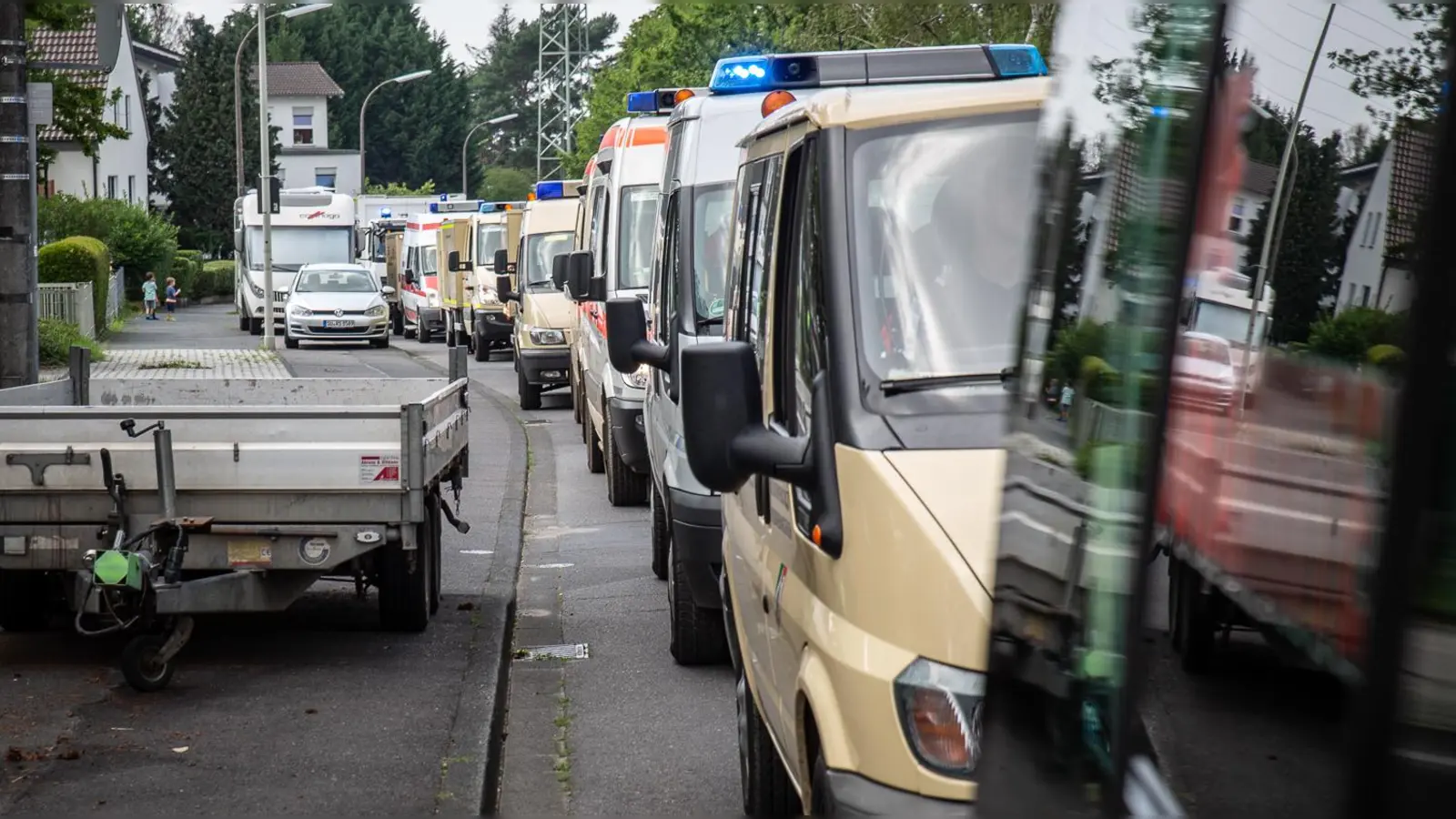 Verschiedene Einsatzfahrzeuge stehen in einer Schlange auf einer Straße. (Foto: Andreas-Jäckle)