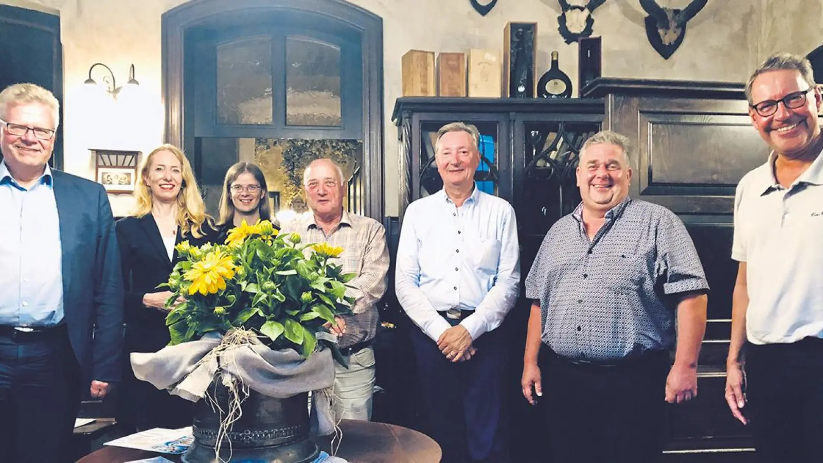 V.l.: Oberbürgermeister Thomas Ebersberger, Geschäftsführerin Stephanie Anna Kollmer, stv. Geschäftsführer Laurens von Assel, Nikolaus Richter, Vorsitzender Richard-Wagner-Verband International Rainer Fineske, <br>stv. Geschäftsführer a.D. Peter Leonhardt und Geschäftsführer a.D. Dr. Stefan Specht . (Foto: red)