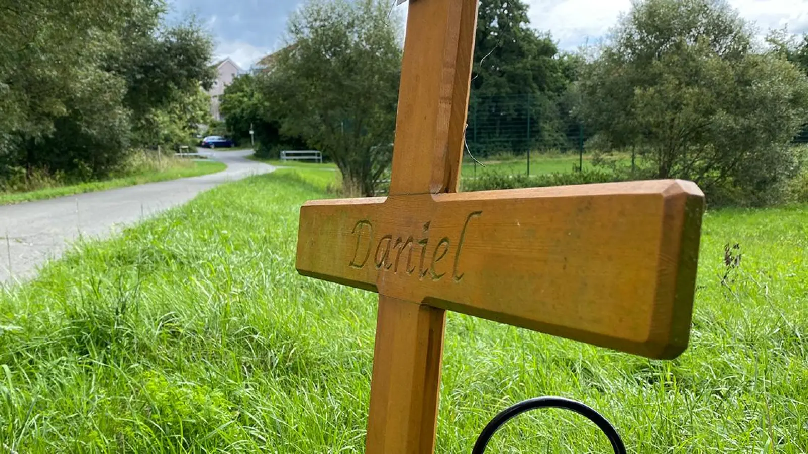 Ein Holzkreuz am Tatort erinnert an Daniel W. (Foto: Lenkeit)