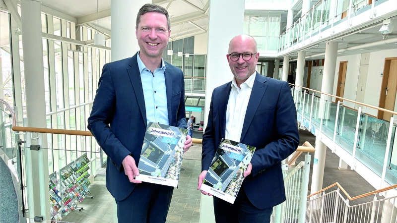 Landrat Florian Wiedemann (l.) und Leitender Verwaltungsdirektor Daniel Frieß präsentieren den Jahresbericht 2025. (Foto: gmu)