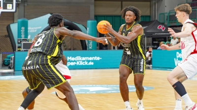 Taje Kelly (am Ball, hier im Spiel des BBC Bayreuth gegen die Würzburg Baskets beim kürzlich stattgefundenen Vorbereitungsturnier „Medikamente-per-Klick-Cup”) hat sich schwer verletzt und fällt auf unbestimmte Zeit aus. (Foto: sd)