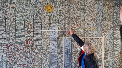 Mit der Sanierung der Gewerblichen Berufsschule droht das monumentale Treppenhausmosaik von Caspar Walter Rauh zu verschwinden. (Foto: red)