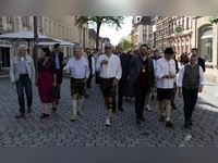 Mit Musik, Tradition und bester Stimmung zieht der Bayreuther Volksfestumzug durch die Innenstadt und eröffnet festlich die Bayreuther Volksfestsaison.  (Foto: sd)
