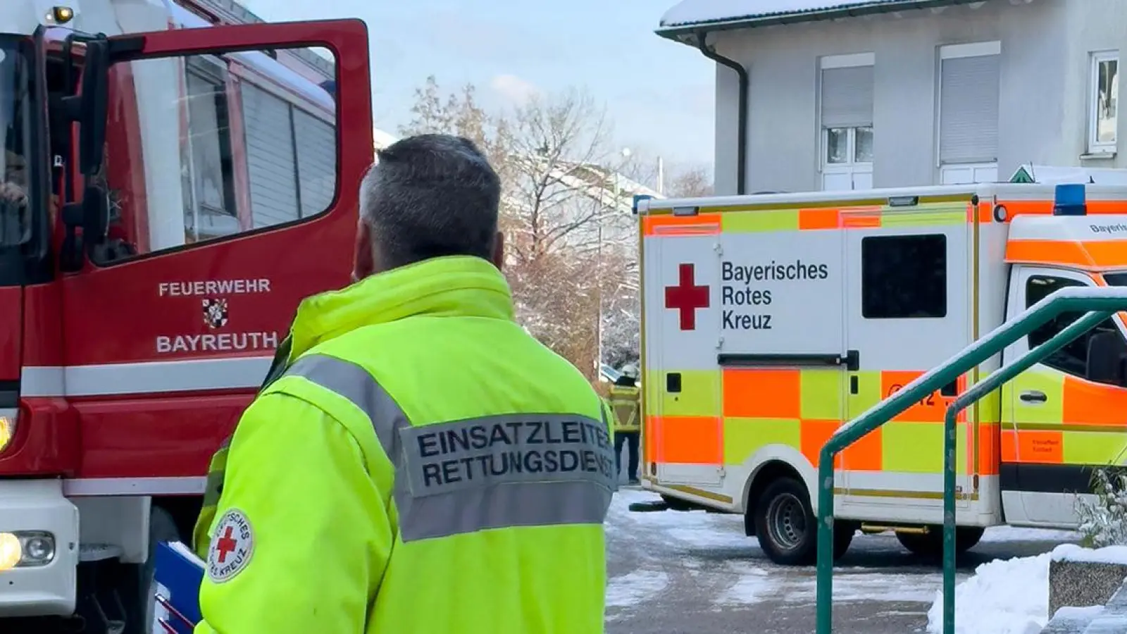 „Es riecht nach Rauch”: Angebranntes Essen in Bayreuth - Feuerwehr und Sanitäter rücken aus (Foto: BRK Bayreuth)