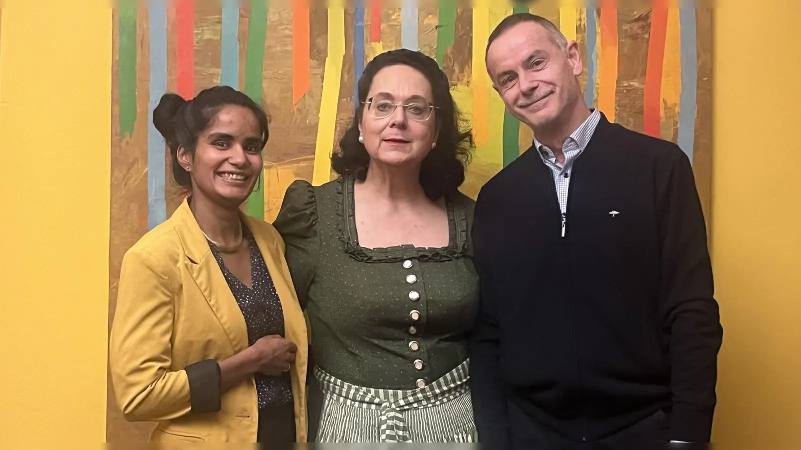 Sissy Thammer (Mitte) mit ihren beiden Nachfolgern: Professor Fredrik Schwenk ist Künstlerischer Direktor und Sonali Trauner Verwaltungsdirektorin.  (Foto: Olga Gassan)